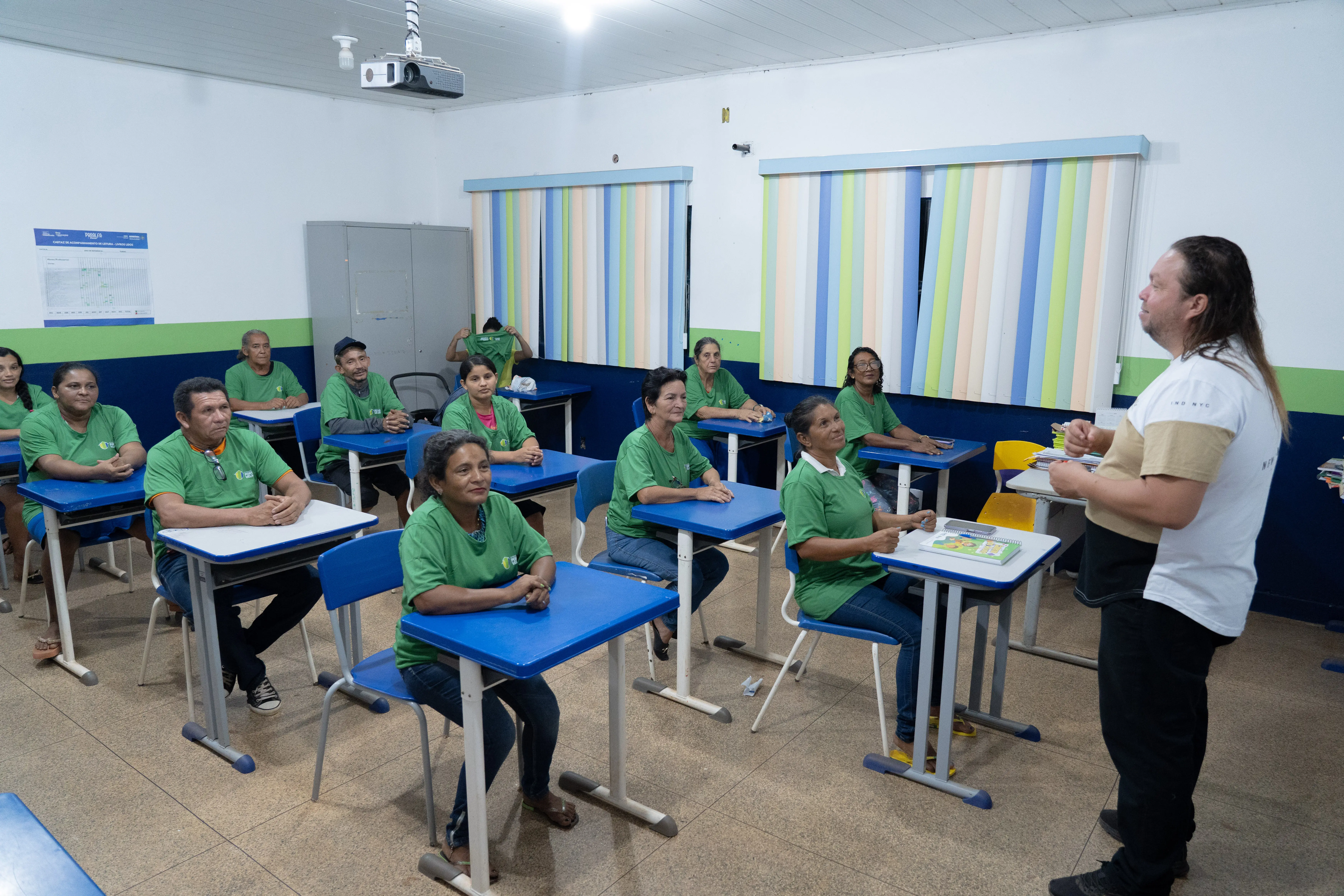 SONHO DE APRENDER - Com kit escolar e uniforme, alunos da EJA iniciam aulas na Vila Princesa 