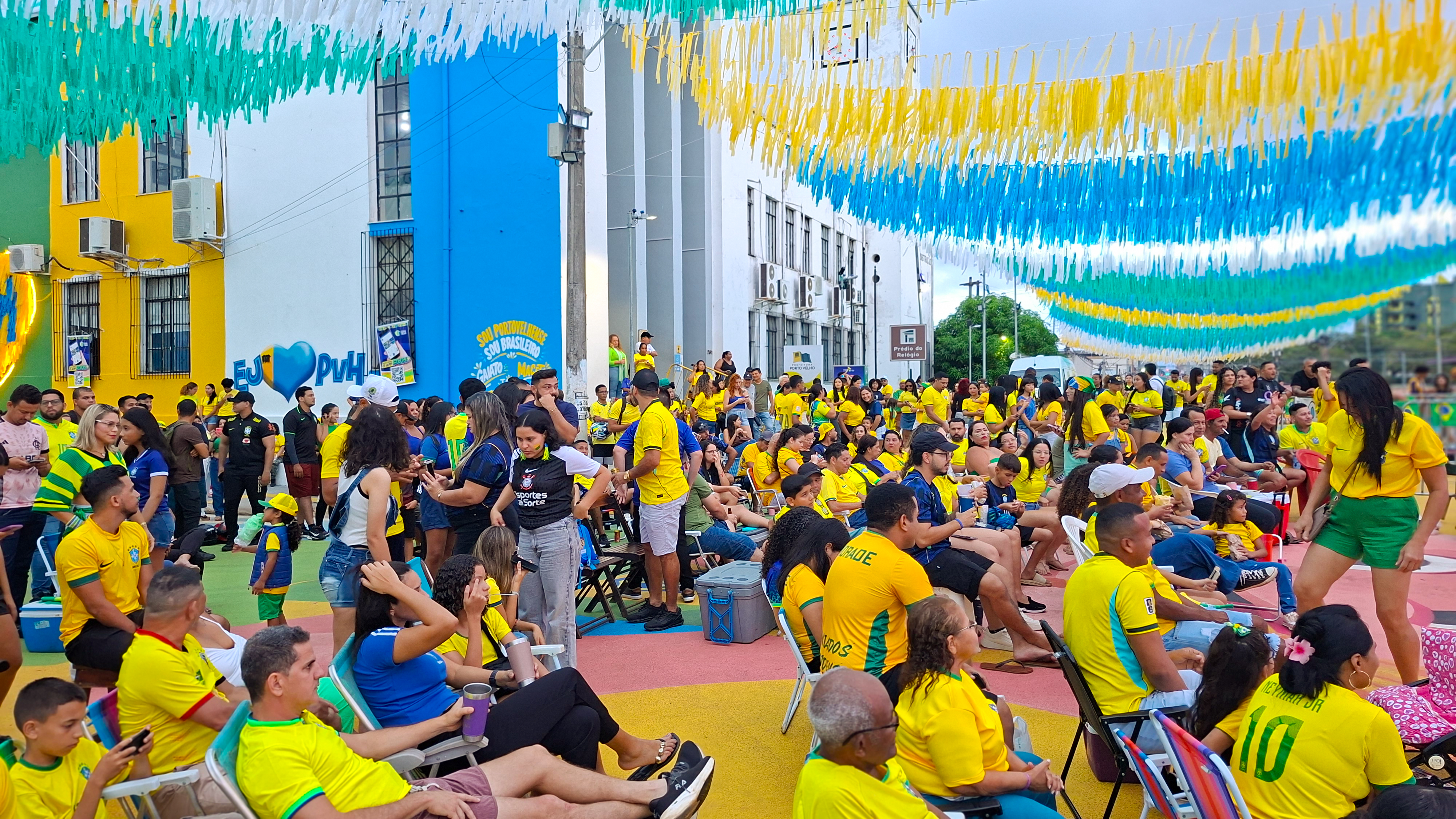 COPA DO MUNDO - Rua do Hexa reúne famílias, amigos e torcedores em mais um jogo do Brasil 