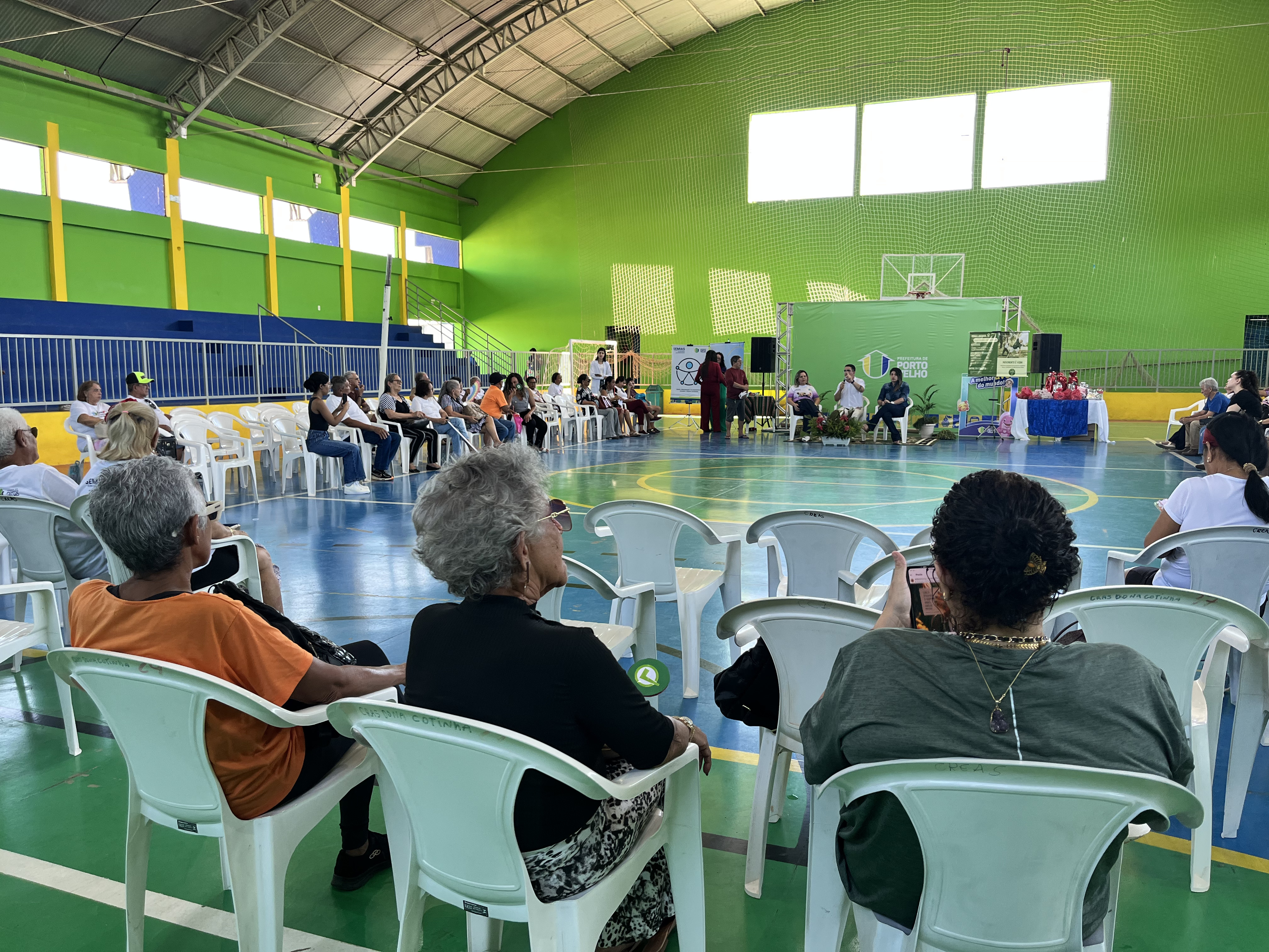BEM-ESTAR - Um dia para quem cuidou de tantas histórias: idosos vivem manhã de acolhimento e serviços 
